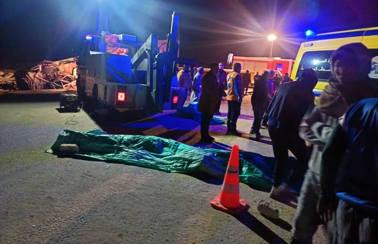 نائب محافظ المنيا يتابع ميدانيًا حادث تصادم مروّع بالطريق الصحراوي الشرقي القديم (2)